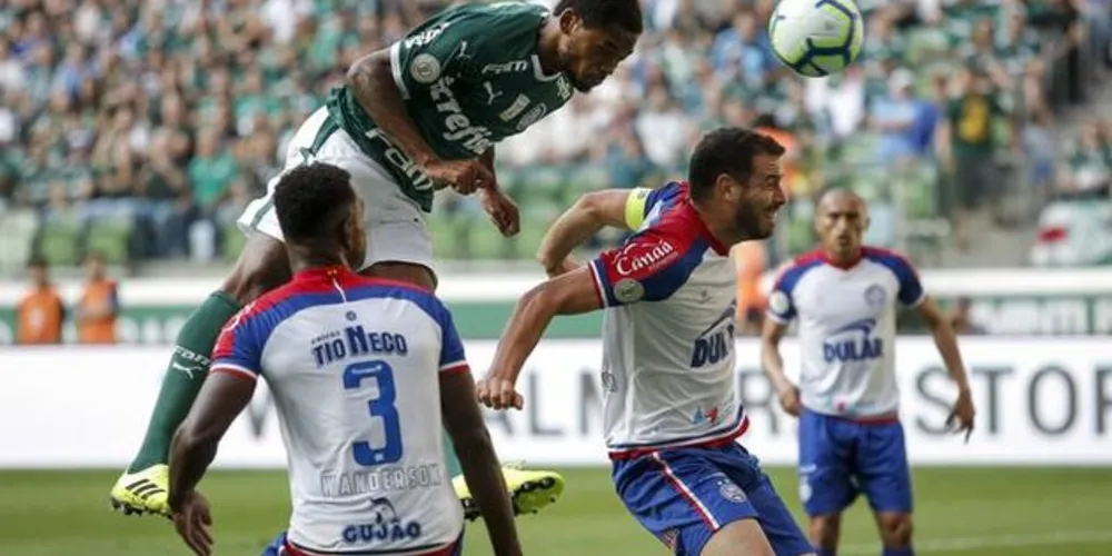 Imagem ilustrativa da imagem VAR e expulsão marcam empate entre Palmeiras e Bahia