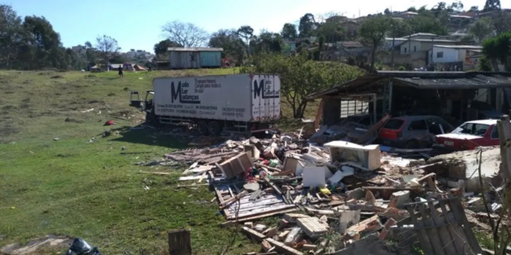 Imagem ilustrativa da imagem Caminhão invade casa e mata três pessoas em PG