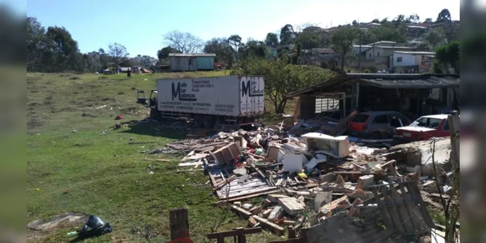 Imagem ilustrativa da imagem Caminhão invade casa e mata três pessoas em PG