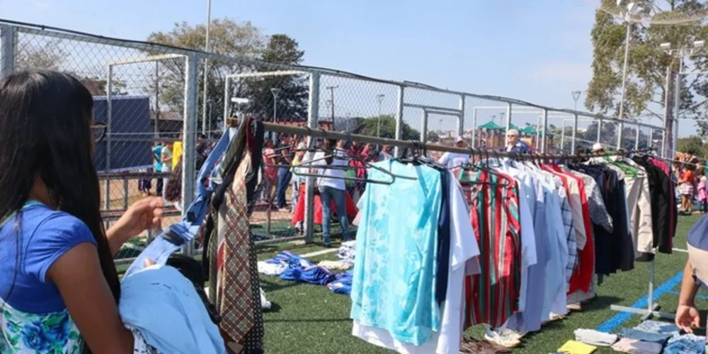 Cerca de 90 pessoas se beneficiaram com o projeto e puderam pegar roupas, cobertores e sapatos

