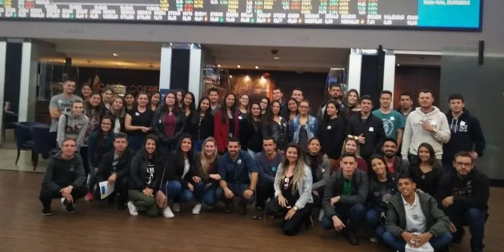 Dezenas de alunos, dos curso de Administração, Ciências Contábeis e Gestão de Recursos Humanos visitaram a Bolsa de Valores.