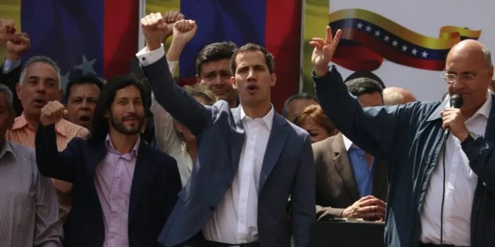 Guaidó reiterou que a oposição vai "avançar com uma ofensiva política" e "exercer a maioria"(parlamentar) no âmbito do roteiro de mudanças que passa por afastar Nicolás Maduro Maduros do poder
