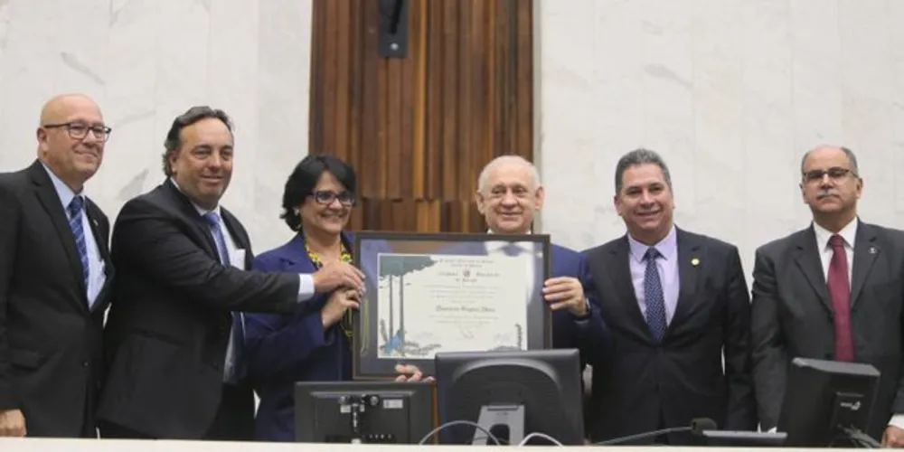 Ministra Damares Alves é a mais nova cidadã benemérita do Paraná