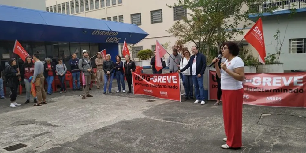 O ato desta terça-feira contou também com a organização da Frente Ampla Democrática (FAD), que integra sindicatos, movimentos sociais e de estudantes em Ponta Grossa