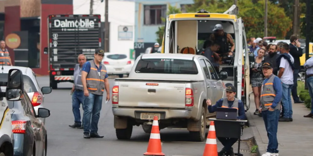 Operação realizada na terça-feira (13) identificou pendências em 79 veículos, totalizando mais de R$ 77 mil em tributos devidos