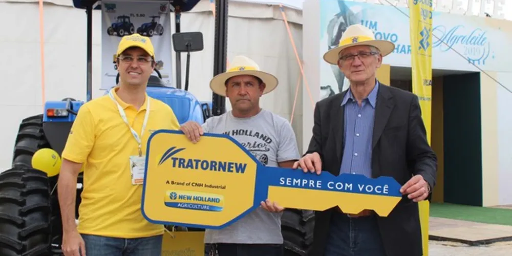 Quatro produtores receberam as máquinas agrícolas. O valor de cada trator é de aproximadamente R$ 108 mil