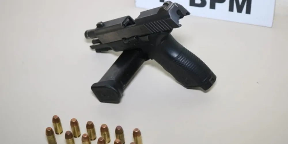 Adolescente foi flagrado com pistola; comparsa conseguiu escapar