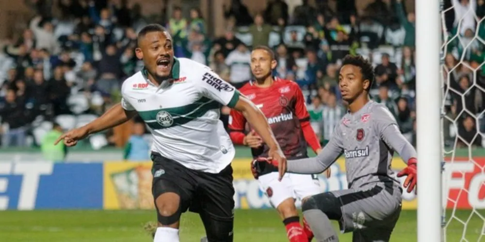 Vitória por 1 a 0 mantém Coritiba na cola do líder da Série B
