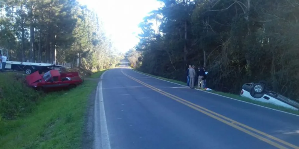 Caminhonete não conseguiu frear e atingiu outros dois veículos que estavam à frente