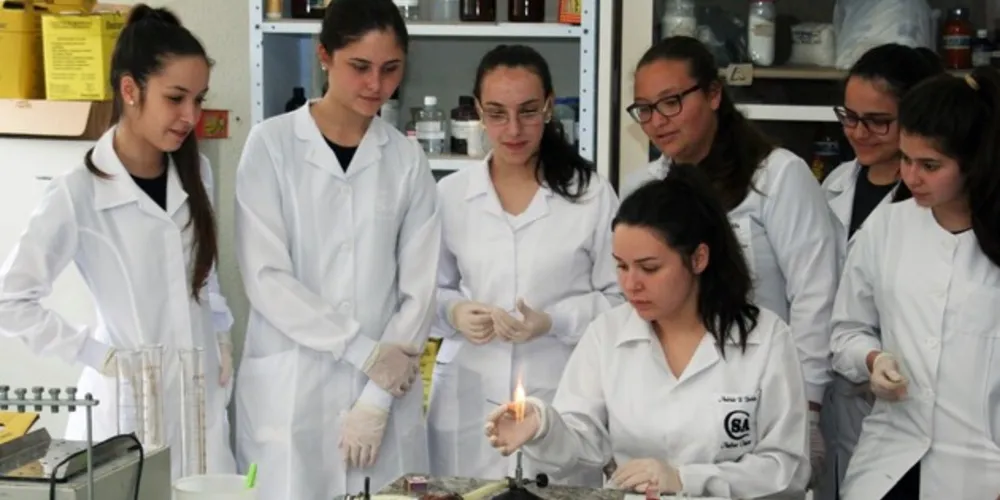 São ofertadas cinco modalidades de curso: Administração, Informática, Análises Clínicas, Formação de Docentes e Química