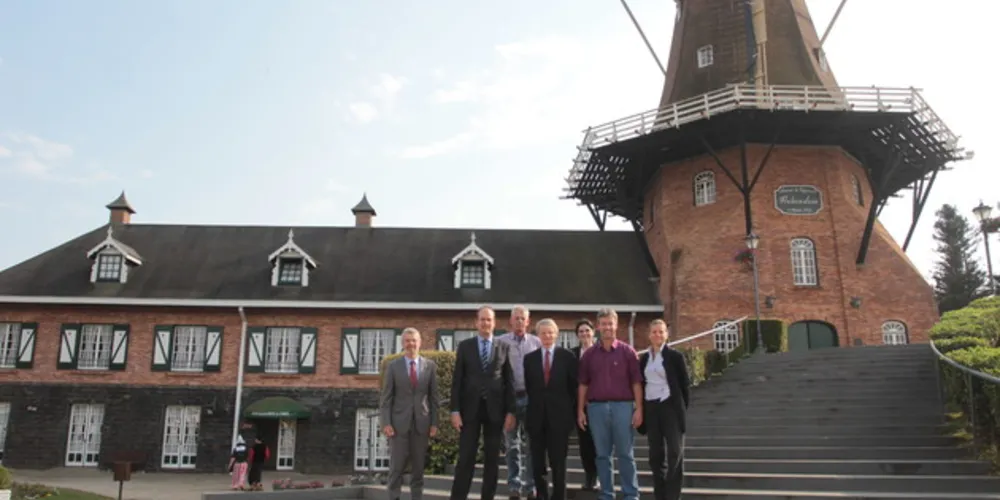 Embaixador Kees van Rij e cônsul holandês Robert de Ruijter conheceram instalações