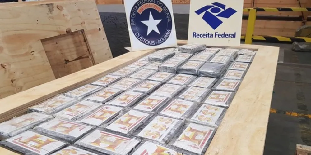 A droga estava em uma carga de compensados de madeira e o destino era o Porto da Antuérpia, na Bélgica