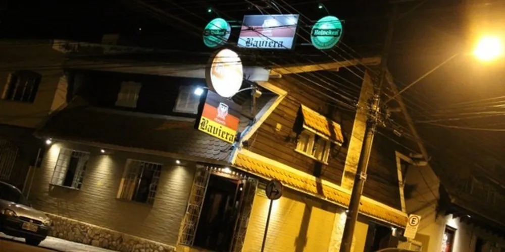 A casa abre às 20 horas e o sistema de entrada é o seguinte: free até 21 horas; R$ 15,00 até às 22h; e depois R$ 20,00 