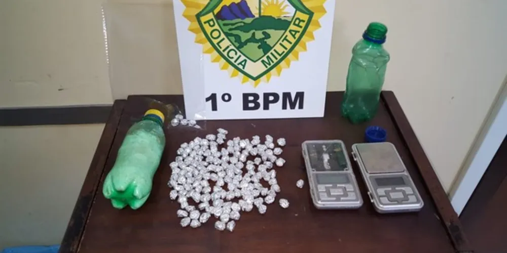 Drogas estavam guardadas em garrafas de plástico e foram apreendidas pela PM