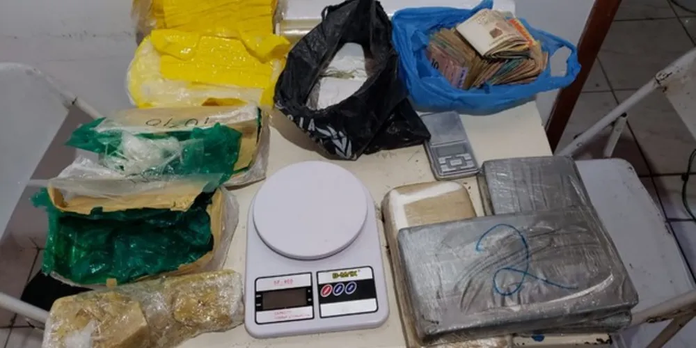 Drogas e dinheiro apreendidos foram levados à Delegacia
