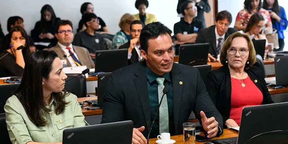 O autor do projeto, senador Styvenson Valentim, ao lado da relatora (à esquerda), senadora Mailza Gomes, e da senadora Zenaide Maia. 