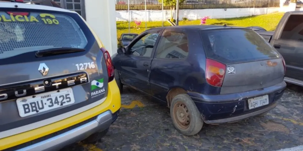Veículos estavam abandonados na rua Cascavel e foram encontrados após denúncias