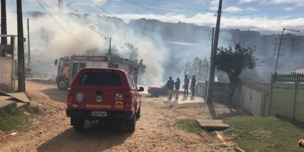 A particularidade nessa ocorrência é que as chamas do imóvel atingiram a vegetação rasteira e um grande incêndio ambiental tomou conta da região