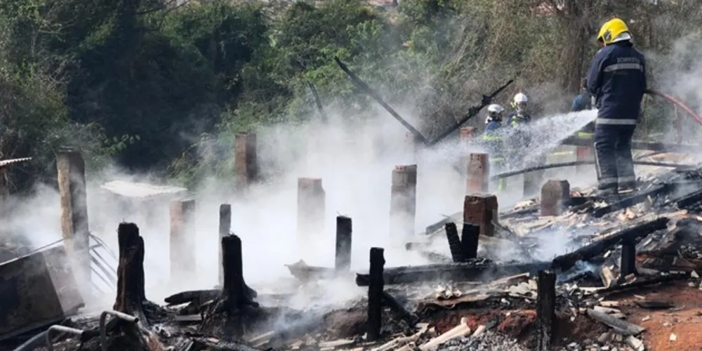 Imagem ilustrativa da imagem Fogo destrói casa e chamas causam incêndio ambiental.