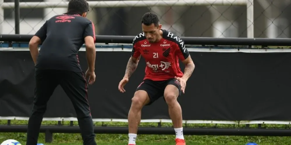 Adriano pode atuar em qualquer uma das laterais ou até no meio-campo