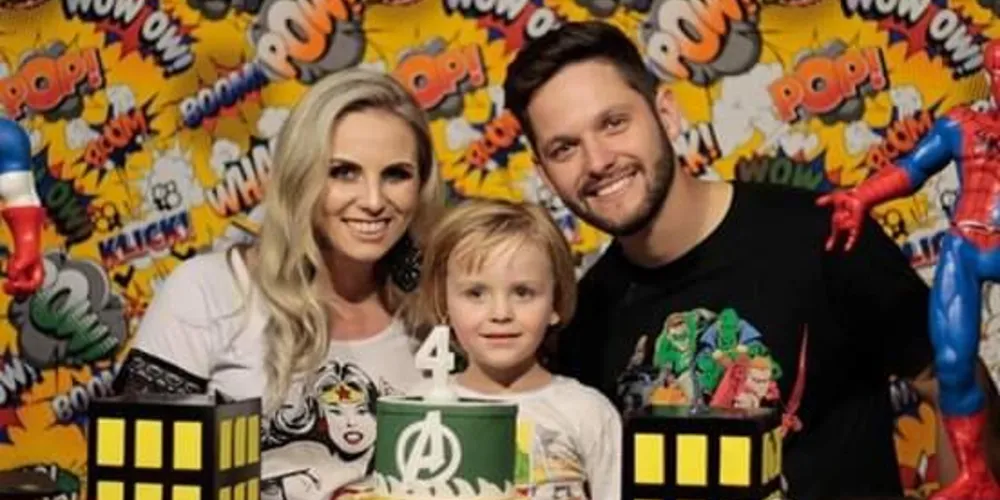  O advogado Guilherme Garabeli Grzybowski foi muito cumprimentado pela passagem de seu aniversário na última quinta-feira (15). No registro especial, Guilherme e sua esposa Isabela Larocca Grzybowski e seu filho Gabriel Grzybowski. Da coluna RC os votos de alegrias e realizações.
