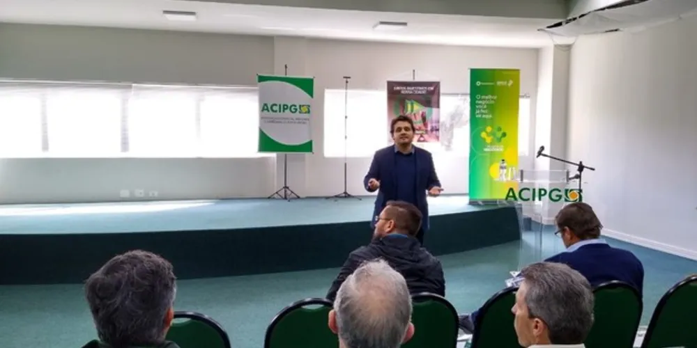 O diretor Administrativo da Agência Parará do BRDE apresentou os serviços de crédito da instituição e comentou que mesmo sendo uma estatal nem sempre é conhecido pelos setores produtivos