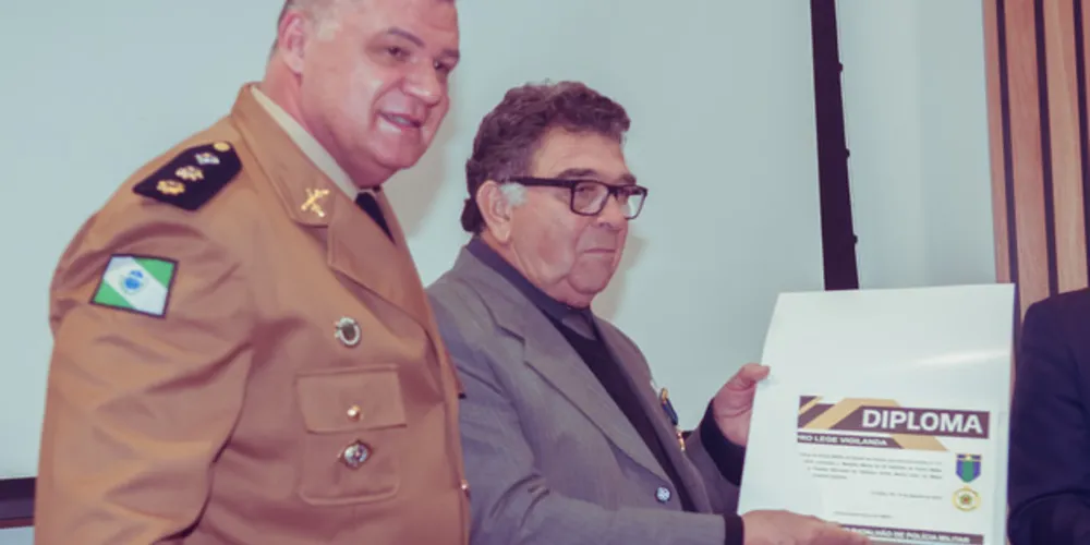 Prefeito foi condecorado pela criação do 26º Batalhão da Polícia Militar