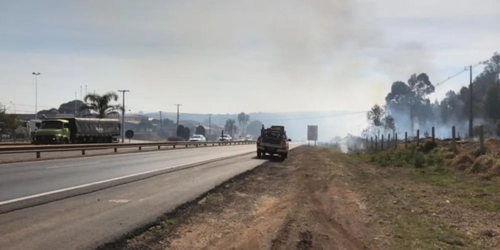 Imagem ilustrativa da imagem Fogo se alastra e bombeiros pedem reforço em PG