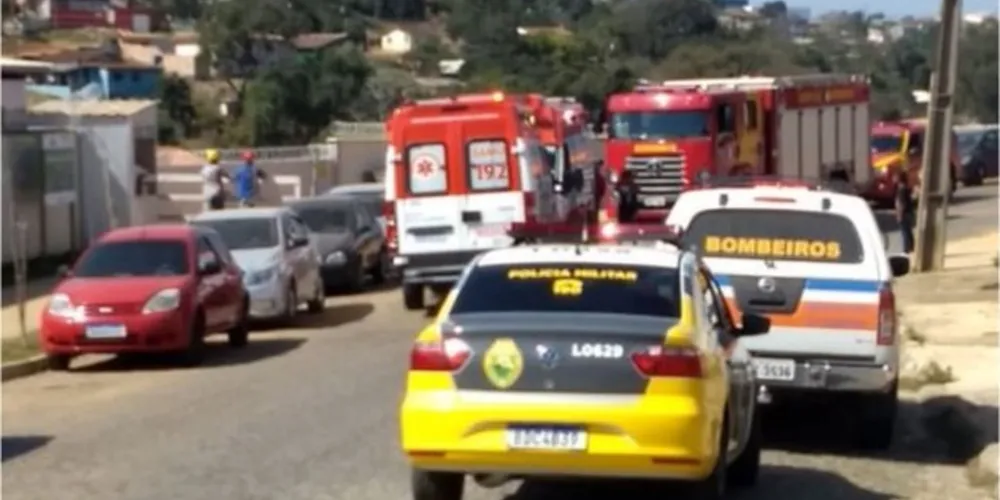 Equipes do Corpo de Bombeiros buscam socorrer rapaz desde às 12h30. Problema de trabalho teria ocasionado ação do jovem