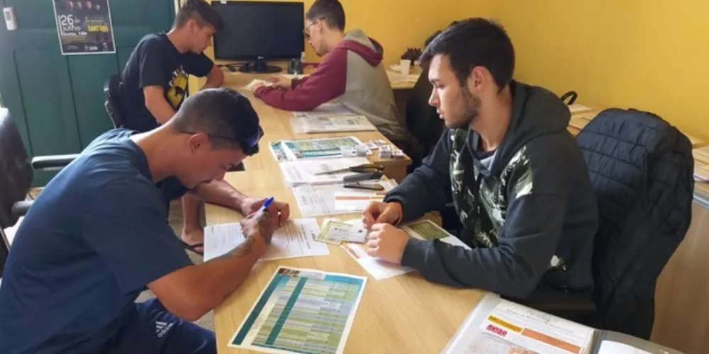 A Prefeitura de Castro, por meio da Diretoria de Indústria, Comércio, Turismo e Cultura abre na próxima segunda-feira (19) inscrições para o curso Atendimento com Qualidade e Vendas em parceria com o Senac. As inscrições vão até o dia 30 de agosto e devem ser feitas na sede da Diretoria, na Avenida Miguel Couto, 256 (antiga Estação Ferroviária).

São 70 vagas para duas turmas com carga horária de 30 horas. A idade mínima é 17 anos. As aulas para a primeira turma iniciam no dia 2 de setembro e para a segunda turma no dia 16 de setembro.

Esse é o vigésimo quarto curso de qualificação profissional oferecido este ano pelo programa Castro Cidade da Oportunidade. Até outubro, mais oito cursos serão oferecidos gratuitamente para a população nas áreas de refrigeração, automação, depilação e jardinagem.

O diretor de Indústria, Comércio, Turismo e Cultura, Guto Beck, destaca que a há grande procura pelos cursos. "Já tivemos cursos em que as inscrições acabaram no primeiro ou segundo dia. Isso mostra que as pessoas estão buscando se qualificar para buscar trabalho e que a administração municipal está atenta às necessidades da população e do mercado", disse.