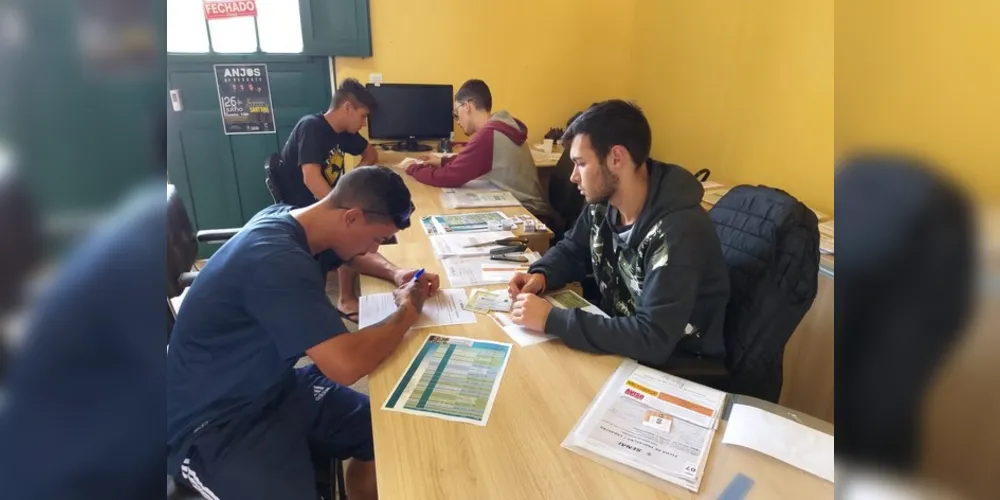 A Prefeitura de Castro, por meio da Diretoria de Indústria, Comércio, Turismo e Cultura abre na próxima segunda-feira (19) inscrições para o curso Atendimento com Qualidade e Vendas em parceria com o Senac. As inscrições vão até o dia 30 de agosto e devem ser feitas na sede da Diretoria, na Avenida Miguel Couto, 256 (antiga Estação Ferroviária).

São 70 vagas para duas turmas com carga horária de 30 horas. A idade mínima é 17 anos. As aulas para a primeira turma iniciam no dia 2 de setembro e para a segunda turma no dia 16 de setembro.

Esse é o vigésimo quarto curso de qualificação profissional oferecido este ano pelo programa Castro Cidade da Oportunidade. Até outubro, mais oito cursos serão oferecidos gratuitamente para a população nas áreas de refrigeração, automação, depilação e jardinagem.

O diretor de Indústria, Comércio, Turismo e Cultura, Guto Beck, destaca que a há grande procura pelos cursos. "Já tivemos cursos em que as inscrições acabaram no primeiro ou segundo dia. Isso mostra que as pessoas estão buscando se qualificar para buscar trabalho e que a administração municipal está atenta às necessidades da população e do mercado", disse.
