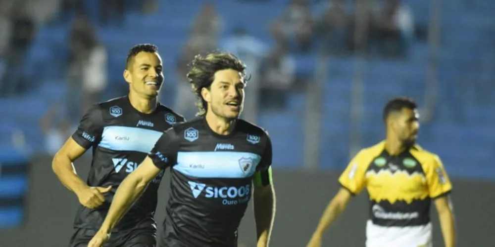 Tubarão animou torcedores com gol olímpico, mas ficou no empate com o Criciúma