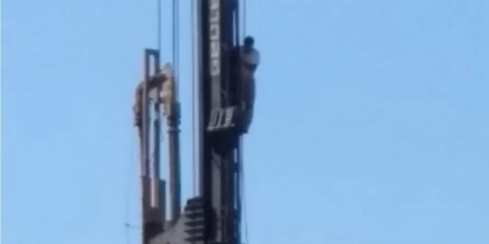Situação exigiu mais de seis horas de negociação e homem desistiu de pular da torre