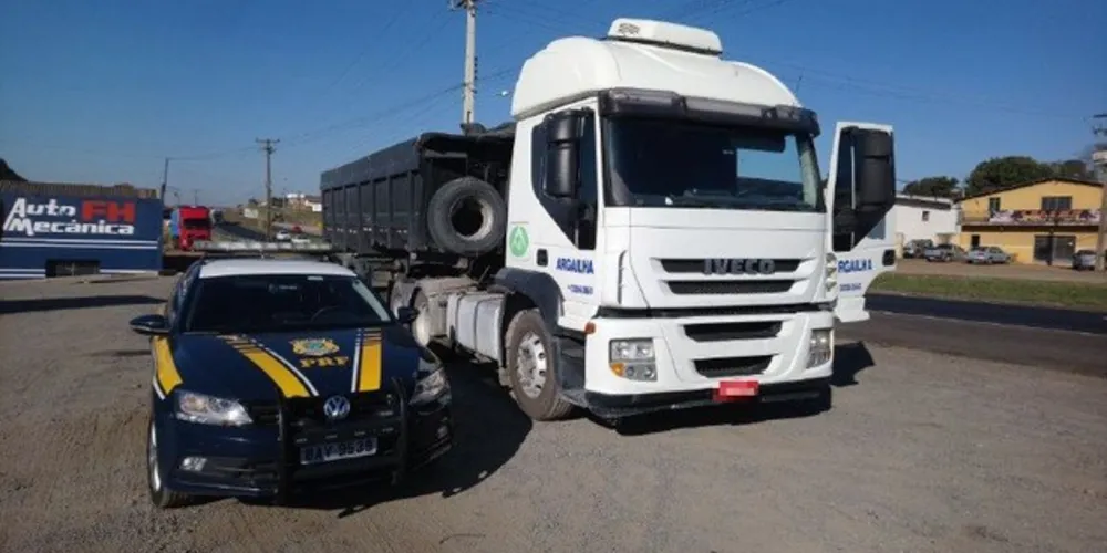 O veículo encontrava-se abandonado, aberto e com sinais de violação no interior da cabine