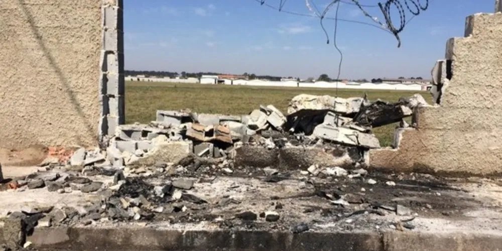 Imagem ilustrativa da imagem Avião de pequeno porte não levanta voo e bate em muro