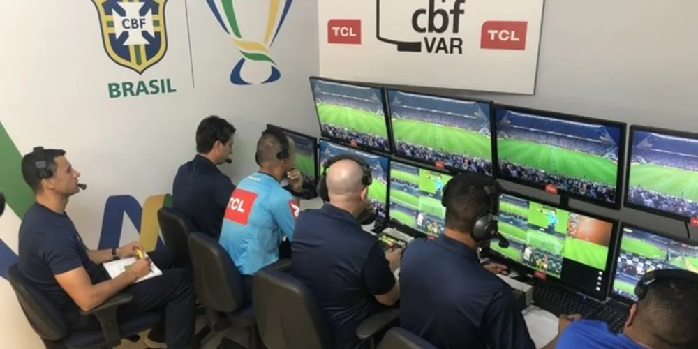 Imagem ilustrativa da imagem VAR no Brasil demora 46% a mais que recomenda a Fifa