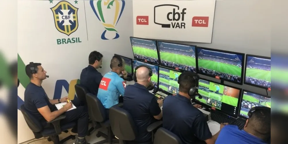 Imagem ilustrativa da imagem VAR no Brasil demora 46% a mais que recomenda a Fifa