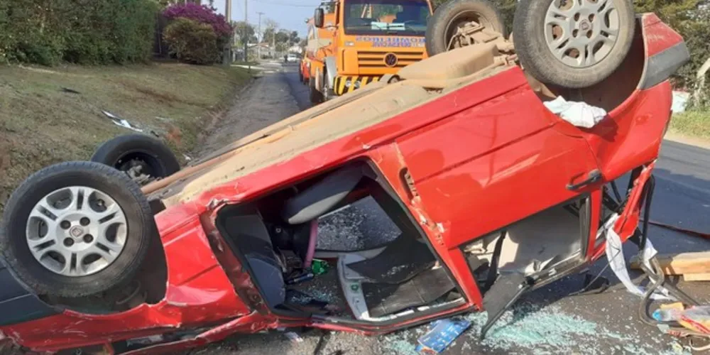 Imagem ilustrativa da imagem Jovem pega carro escondido e fica gravemente ferido em acidente