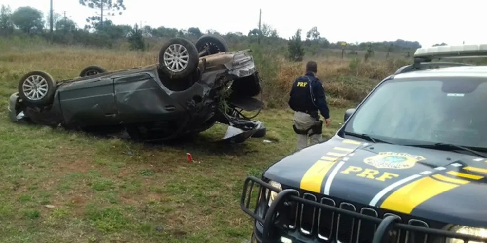 Carro ficou destruído após o acidente