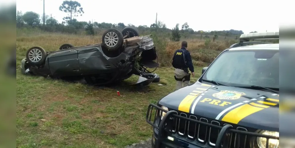 Carro ficou destruído após o acidente