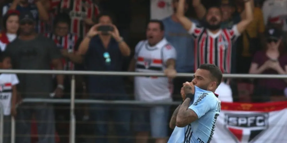 Imagem ilustrativa da imagem Daniel Alves marca na estreia e São Paulo vence o Ceará no Morumbi