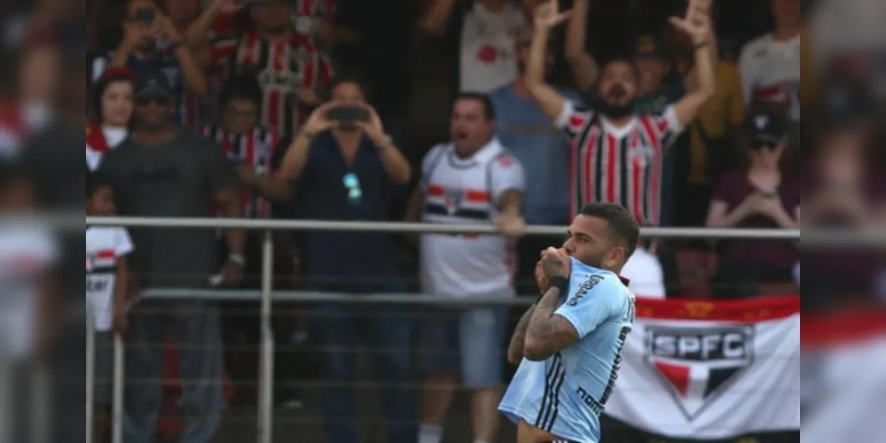 Imagem ilustrativa da imagem Daniel Alves marca na estreia e São Paulo vence o Ceará no Morumbi