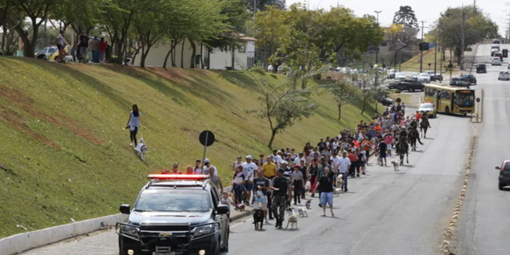 Dezenas de pessoas e seus pets participaram das atividades preparadas pela PM