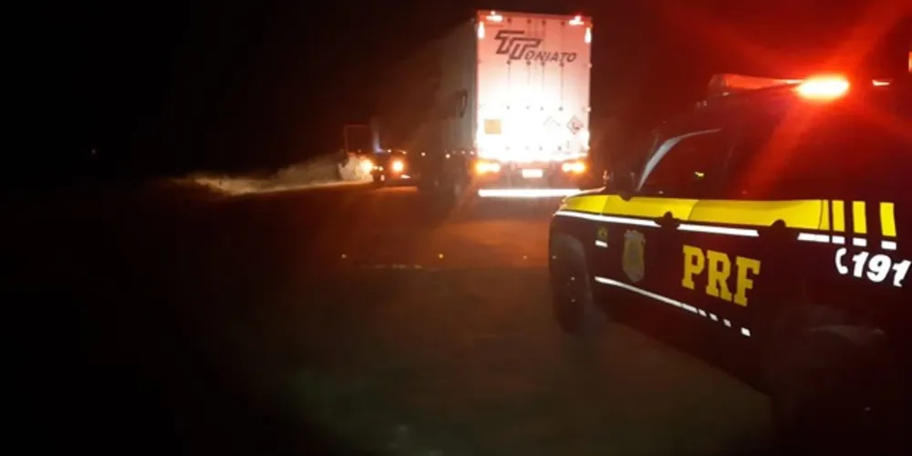 Bandidos não tiveram tempo de retirar a carga do caminhão e fugiram