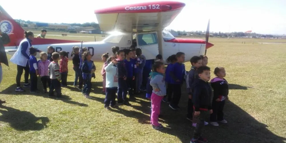 Imagem ilustrativa da imagem Educação Infantil visita o Aeroporto Santana em PG