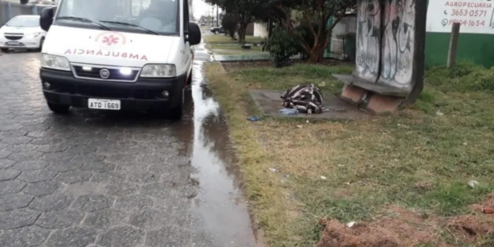 O corpo do morador da rua, conhecido na região como 'Beto', foi recolhido ao Instituto Médico Legal de Curitiba e a suspeita da morte é hipotermia 

