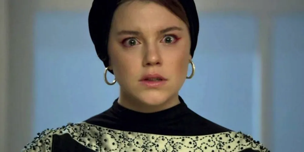Dalila (Alice Wegmann) sente a pressão em 'Orfãos da Terra'