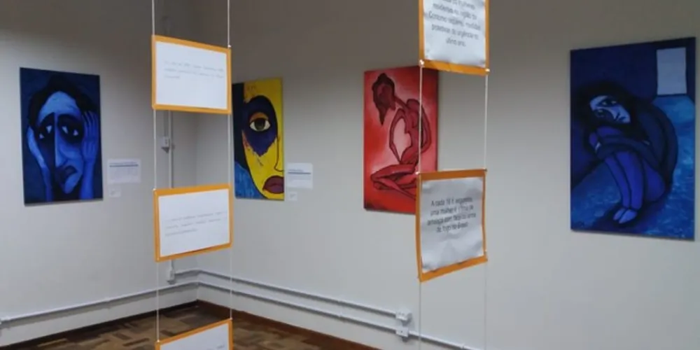 As obras do artista Jailson 'Piu' Nascimento, estão no hall do Fórum de Ponta Grossa; exposição integra a programação da XIV Semana Nacional da Justiça pela Paz em Casa
