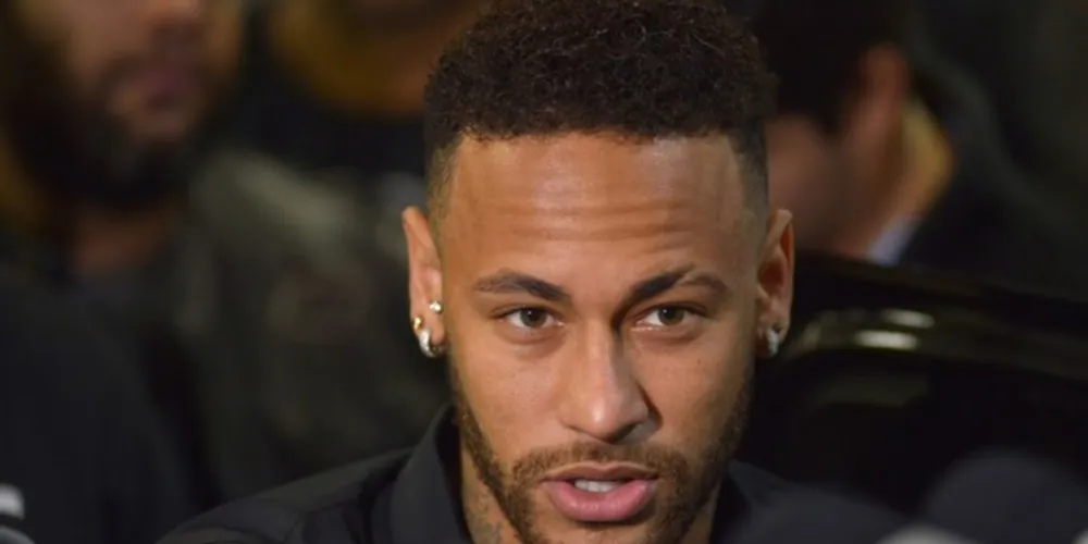 A negociação do clube de Turim pode envolver Dybala. Os franceses se interessam pelo atacante argentino, que está sem espaço na equipe do técnico Maurizio Sarri.