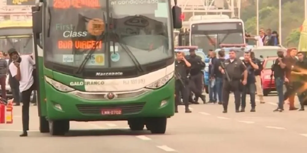 Polícia negocia liberação de reféns desde as 6h